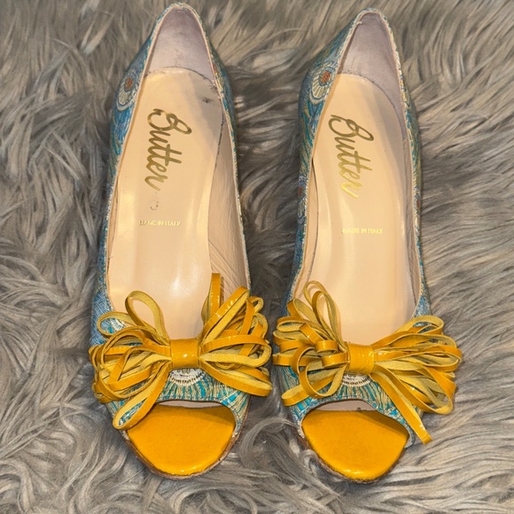 EUC Butter Italy Peacock Golden Bow Peep Toe Kitten Heel Size 8 - Picture 1 of 10